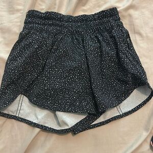 Lululemon Hotty Hot Low-Rise Lined
Short 4"
Polkadot Black, Size 2